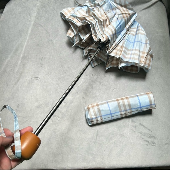Vintage Burberry blue brown plaid collapsible umbrella wood handle storage bag - Picture 12 of 15